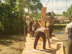 Sinergi Brimob dan Warga Molalahu Perbaiki Jembatan Ambruk Akibat Banjir Bandang