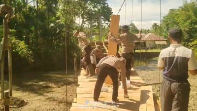 Sinergi Brimob dan Warga Molalahu Perbaiki Jembatan Ambruk Akibat Banjir Bandang